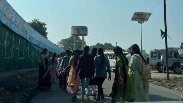 शाळा-कॉलेजेसचे विद्यार्थी संमेलनस्थळी जाताना.