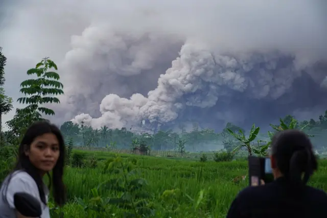 Warga melihat luncuran awan panas Gunung Semeru