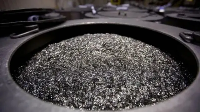 शक्तीशाली चुंबक बनवण्यासाठी नियोडिमियमचा वापर केला जातो, अशा चुंबकांचा वापर लाऊडस्पीकर आणि कॉम्प्युटर हार्ड ड्राईव्हमध्ये वापरतात.