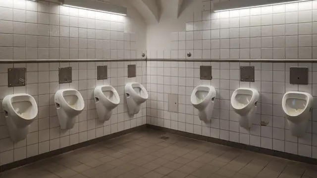 Urinóis nas paredes de um banheiro masculino