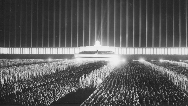 سپئیر کے تعمیر کردہ ’کیتھیڈرل آف لائٹ‘ پر سینکڑوں سرچ لائٹس نصب تھیں جن کا رُخ آسمان کی جانب رہتا تھا۔