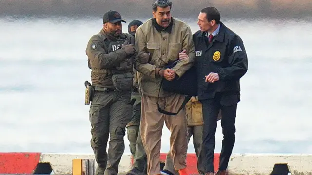 Nicolás Maduro es llevado por agentes  de la DEA. 