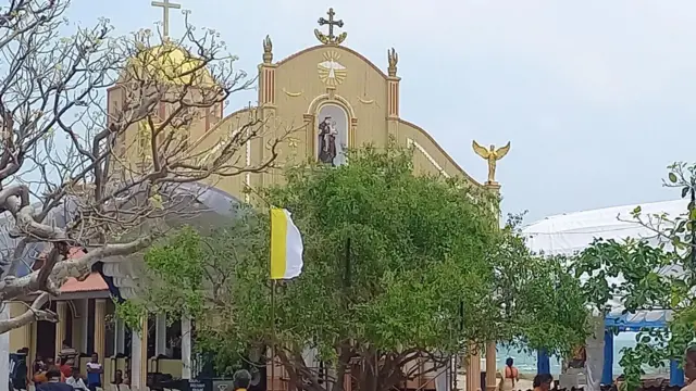 ශ්‍රී ලංකා සාගර කලාපයට ඇතුළු වී අනවසරයෙන් ධීවර කටයුතුවල නිරතවු ඉන්දීය ධීවරයින් පිරිසක් ශ්‍රී ලංකා නාවික හමුදාව විසින් අත්අඩංගුවට ගැනීමට විරුද්ධව පසුගිය සමයේ දකුණු ඉන්දීය ධීවරයෝ විරෝධතා මාලාවක් දියත් කළහ.