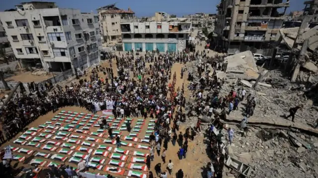 هزاران تن از اهالی غزه و نمایندگان خانواده‌های فلسطینی در مراسم تشییع اجساد ۱۱۲ نفر از اعضای دو طایفه «ابوشریعه» و «الحساینه» در صبح سه‌شنبه شرکت کردند