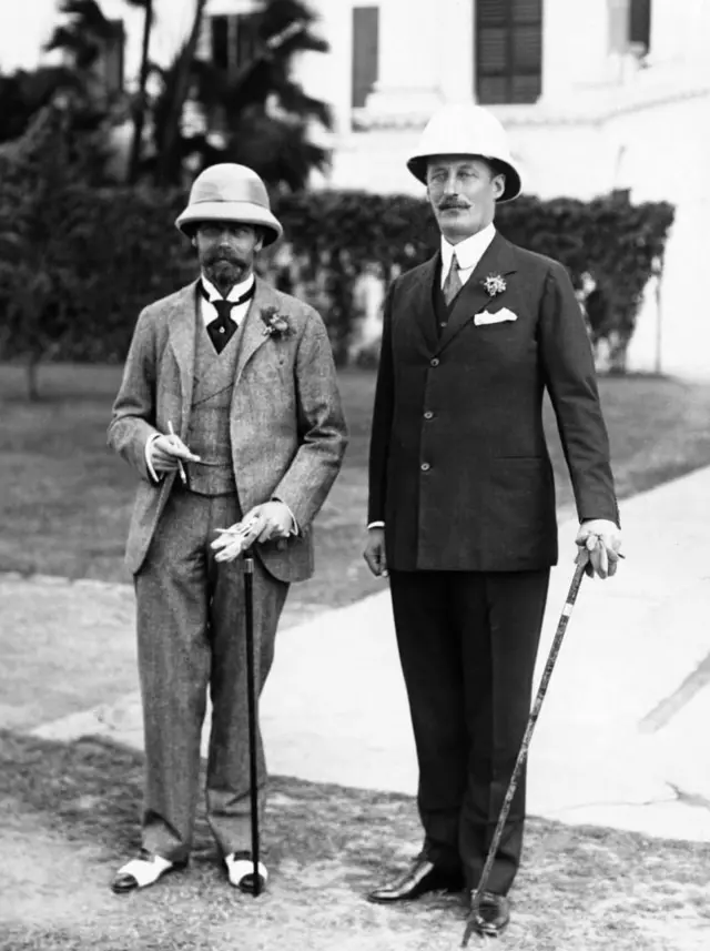 ਚਾਲਰਸ ਹਾਰਡਿੰਗ ਕਲਕੱਤਾ (ਹੁਣ ਕੋਲਕਾਤਾ) ਵਿੱਚ ਕਿੰਗ ਜਾਰਜ ਪੰਜਵੇਂ ਦੇ ਨਾਲ 