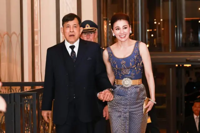 ในงานพระราชพิธีที่ต้องการความหรูหราสง่างามยิ่งขึ้น พระองค์ทรงเลือกชุดไทยดุสิตสีม่วงที่คล้ายกับชุดราตรีแบบสากล และชุดไทยบรมพิมานโทนสีทอง