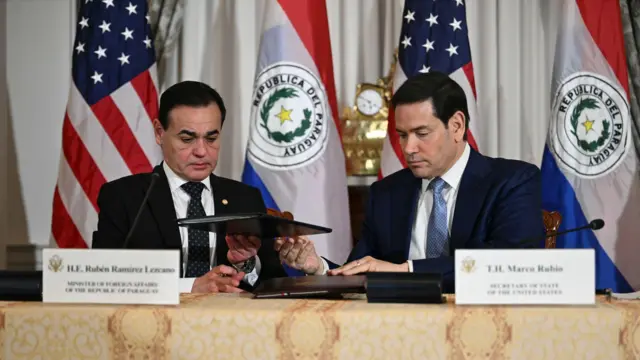 El secretario de Estado de EE.UU., Marco Rubio, con el ministro de Relaciones Exteriores de Paraguay, Rubén Ramírez Lezcano en Washington, el 15 de diciembre de 2025. 