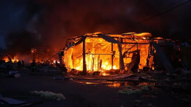 Пожежа у Києві внаслідок російського удару