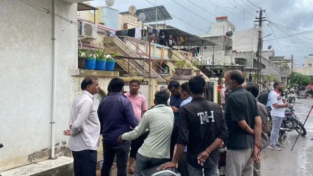 રાજેશને દિલ્હી પોલીસે પકડી લીધા બાદ બુધવારે ગોકુલ પાર્કમાં એકઠા થયેલ તેના પાડોશીઓા