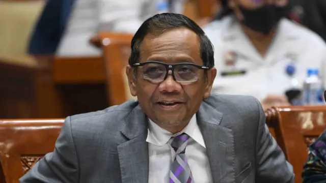 Menkopolhukam Mahfud MD mengikuti rapat kerja bersama Komisi III DPR di kompleks Parlemen, Senayan, Jakarta, Rabu (15/02).