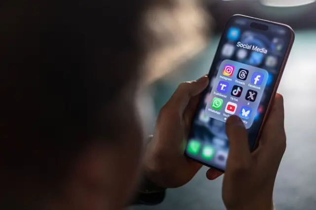 এক শিশু ফোন ঘাঁটছে- প্রতীকী ছবি। 