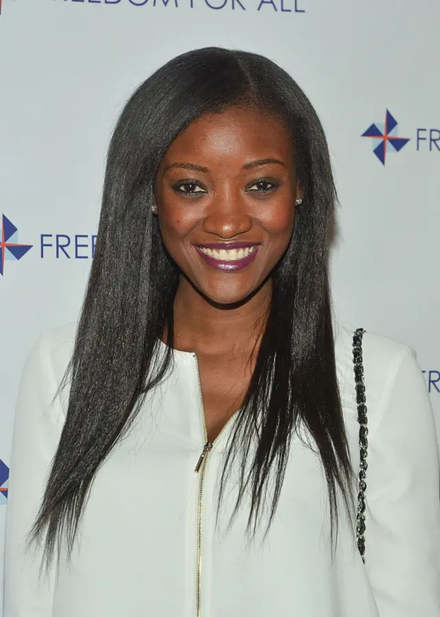 Nina Keita habillée d'un haut blanc, sourit à la caméra