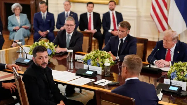 ह्वाइट हाउसमा अमेरिकी राष्ट्रपति डोनल्ड ट्रम्पसँग युक्रेनका राष्ट्रपति जेलेन्स्की, फ्रान्सका राष्ट्रपति एमानुएल माक्रोँ, यूकेका प्रधानमन्त्रि किअर स्टार्मर र फिन्ल्यान्डका राष्ट्रपति आलेक्सान्डर स्टब