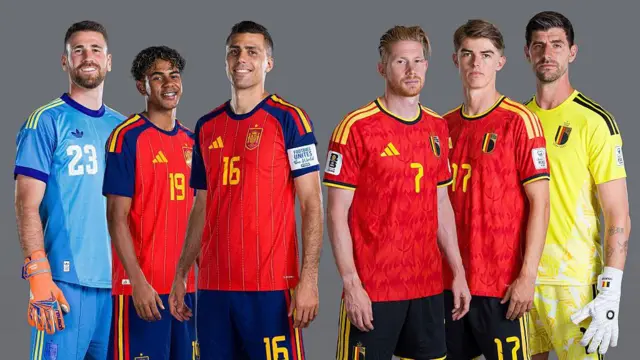 İspanyol ve Belçikalı futbolcular yan yana