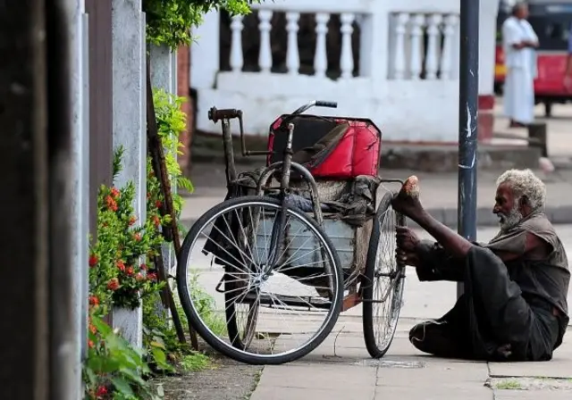 මාහාචාර්ය මයුර පෙන්වා දෙන්නේ යාචකයන් සම්බන්ධයෙන් රජයට නිසි වැඩපිළිවෙලක් නොමැති බවයි. 