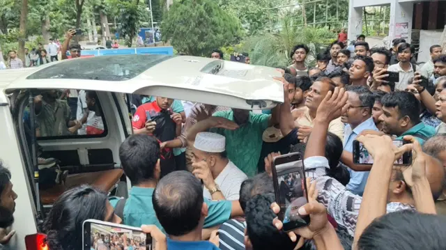 আহত একজনকে অ্যাম্বুলেন্স থেকে নামিয়ে আরেক দফা মারধর করা হয় 