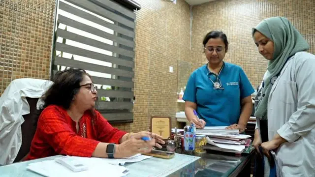 इतर डॉक्टरांसमवेत डॉ. रेणुका मलिक