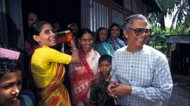 গ্রামীন ব্যাংক প্রতিষ্ঠা ও ক্ষুদ্রঋণ কার্যক্রমের জন্য অধ্যাপক ইউনূস আন্তর্জাতিকভাবে প্রশংসিত
