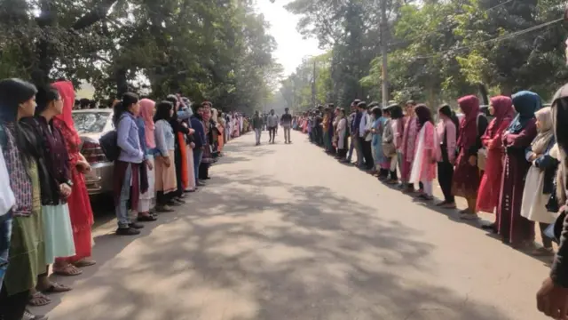 জাহাঙ্গীরনগর বিশ্ববিদ্যালয়ে শিক্ষার্থীদের মানববন্ধন