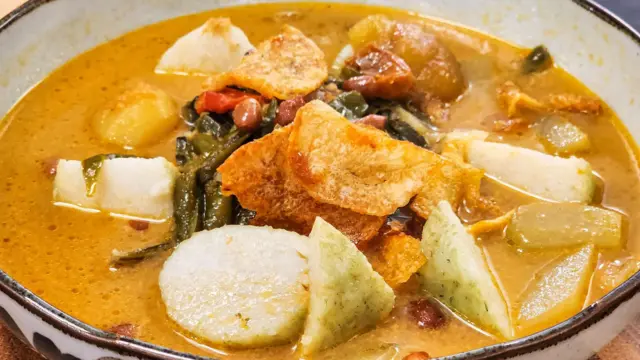 Foto ilustrasi: Sayuran lontong dalam kuah santan, salah satu hidangan khas Lebaran.