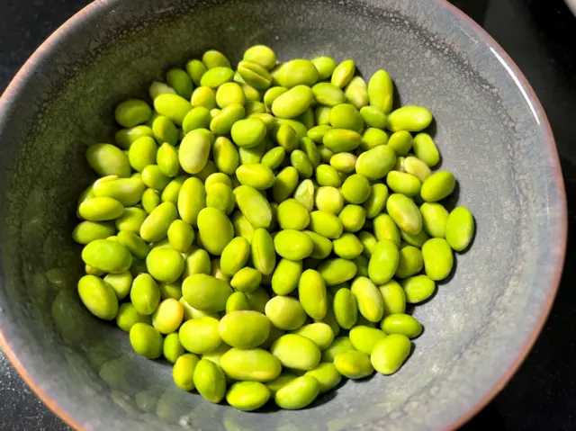 bir kasede edamame fasulyesi