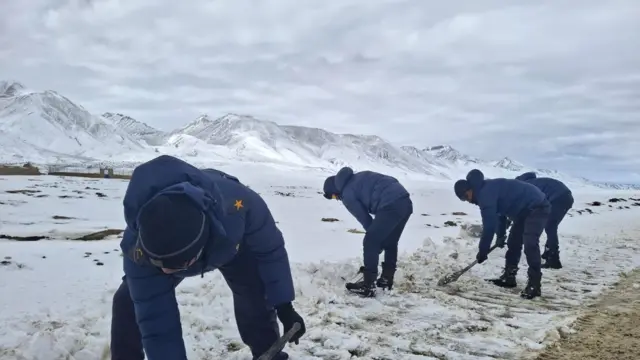 हिउँ पन्छाउँदै प्रहरीहरू