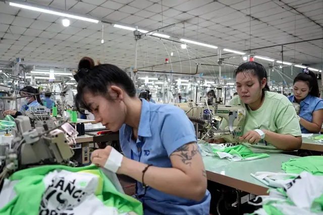 Pekerja pabrik garmen Vietnam menjahit pakaian di sebuah pabrik di Kota Ho Chi Minh pada tanggal 3 April 2025, setelah Presiden AS Donald Trump mengumumkan tarif baru yang luas pada mitra dagang. Di sebuah pabrik garmen di Kota Ho Chi Minh yang mengekspor kaus dan pakaian dalam ke Amerika Serikat, para staf merasa khawatir dengan tarif perdagangan "mengejutkan" yang dikenakan pada Vietnam yang dapat berdampak buruk pada bisnis mereka.