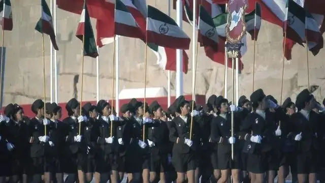 رژه زنان با پرچم نظامی شاهنشاهی
