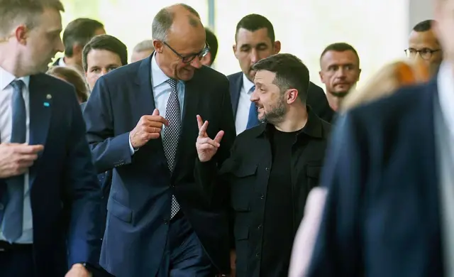 "Українська армія має мати можливість і далі захищати країну", - сказав Мерц на конференції.