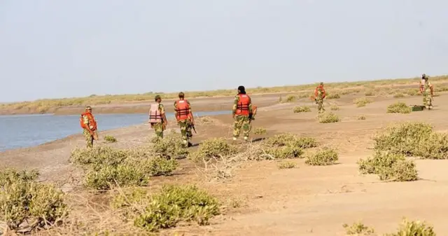 सर क्रीक ही भारत आणि पाकिस्तानच्या सीमेवरील एक अरुंद, दलदलीची खाडी आहे, जी थेट अरबी समुद्राला जाऊन मिळते.