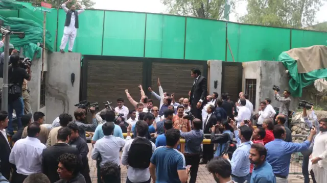 محامون من مؤيدي عمران خان يحتجون خارج المحكمة بعد الحكم عليه بالسجن