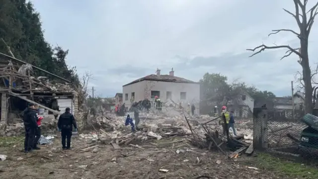 Люди на развалинах обрушившегося здания