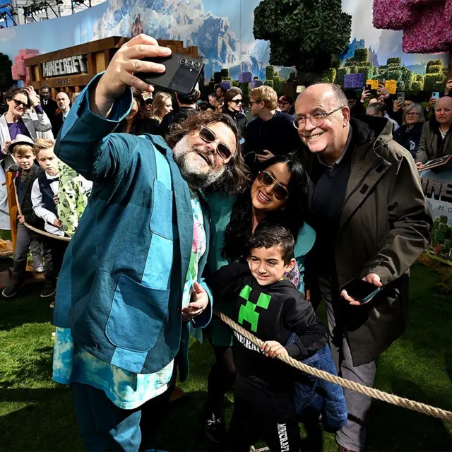 O ator Jack Black posa para selfie com espectadores, na estreia de 'Um Filme Minecraft' nos Estados Unidos.