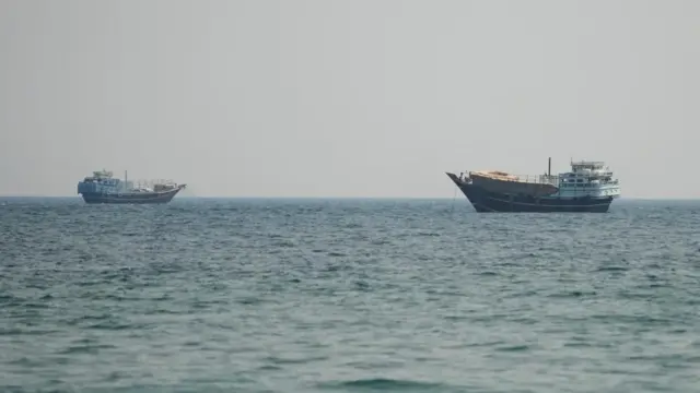 洋上に浮かぶ船2隻
