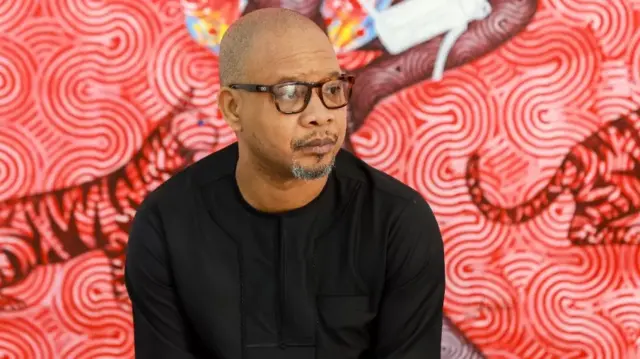 L'artiste nigérian Victor Ehikhamenor.