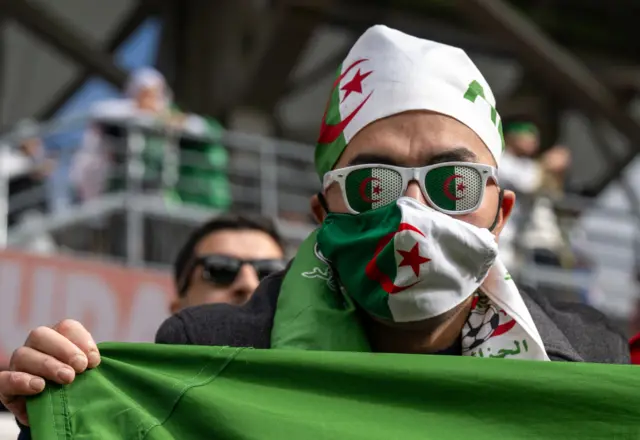 مشجعو الجزائر يهتفون قبل مباراة الجزائر والسودان في الرباط