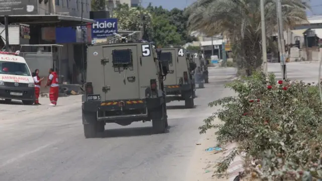 مركبات عسكرية إسرائيلية في طولكرم.