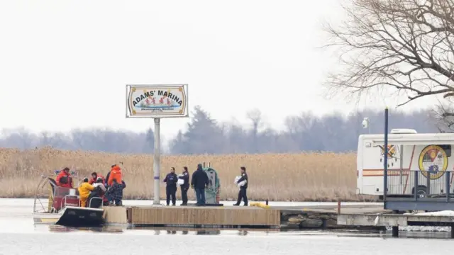 Boolis iyo kooxaha dabka la dagaallama oo boorso ka soo dajinaya doon deegaanka Akwesasne, ee gobolka Quebec, ee waddanka Canada