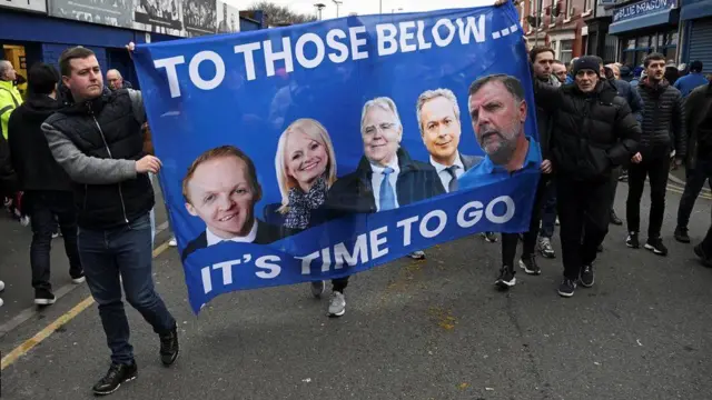 هواداران اورتون بیشتر فصل گذشته را صرف درخواست از مدیران برای حضور در میان اعتراضات کردند. مدیر اجرایی، دنیس بارت-باکسندیل، مدیر ارشد مالی و استراتژی، گرانت اینگلز و مدیر غیر اجرایی، گریم شارپ، از آن زمان تاکنون از سمت‌های خود در هیئت مدیره کنار رفته‌اند و به نظر می‌رسد مشیری نیز احتمالاً به دنبال آنها کنار خواهد رفت. هرچند که بیل کنرایت، رئیس هیئت مدیره همچنان در پست خود باقی خواهد ماند
