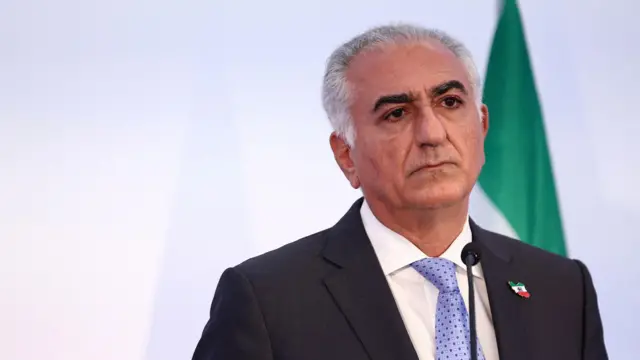 Reza Pahlavi, el hijo exiliado del último Sha de Irán, asiste a una conferencia de prensa sobre la situación en Irán y la necesidad de apoyar a los iraníes, en París, Francia, el 23 de junio de 2025.
