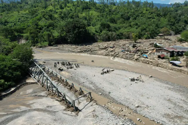 Foto dari angkasa kondisi jembatan yang rusak sebelumnya menghubungkan Desa Burlah dengan Desa Berawang Gajah.