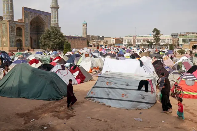 خیمه‌های زلزله زدگان در محوطه مسجد جامع هرات