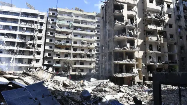दाहिए में इसराइली हमले में बर्बाद हुई इमारत
