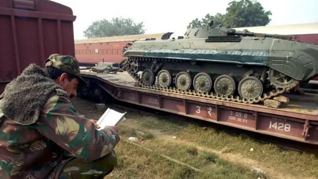 মালগাড়িতে চাপিয়ে ভারতীয় সেনা ট্যাংক পরিবহন করা হচ্ছে - ফাইল ছবি
