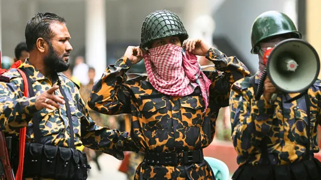 পিলখানা হত্যাকান্ডের ঘটনাটি ঘটে ২০০৯ সালের ২৫শে ফেব্রুয়ারি। ২৬শে ফেব্রুয়ারিতে সদর দপ্তরে তৎকালীন বাংলাদেশ রাইফেলস সদস্যদের ছবি 