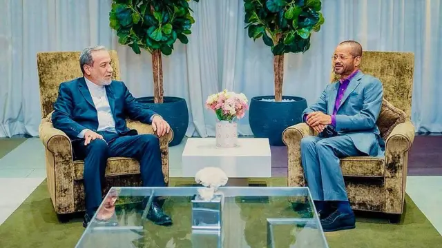 ईरान के विदेश मंत्री अब्बास अराग़ची (बाएं) गुरुवार को ओमान के विदेश मंत्री के साथ बैठक के दौरान