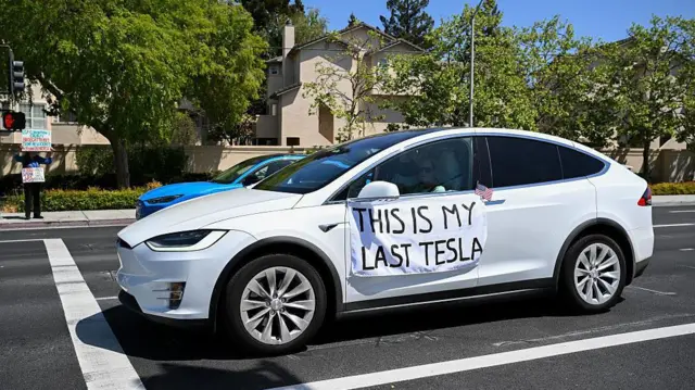 12 Nisan 2025'te, California'da bir Tesla sahibi, aracının üzerine "Bu benim son Tesla'm" yazmış.