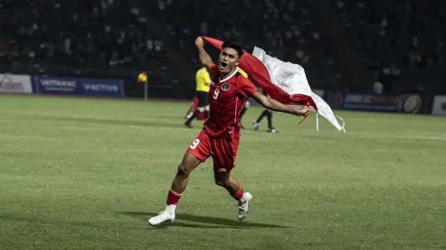 Pesepak bola Timnas Indonesia U-22 Muhammad Ramadhan Sananta berselebrasi merebut medali emas sepak bola SEA Games 2023 di National Olympic Stadium, Phnom Penh, Kamboja, Selasa (16/5/2023).