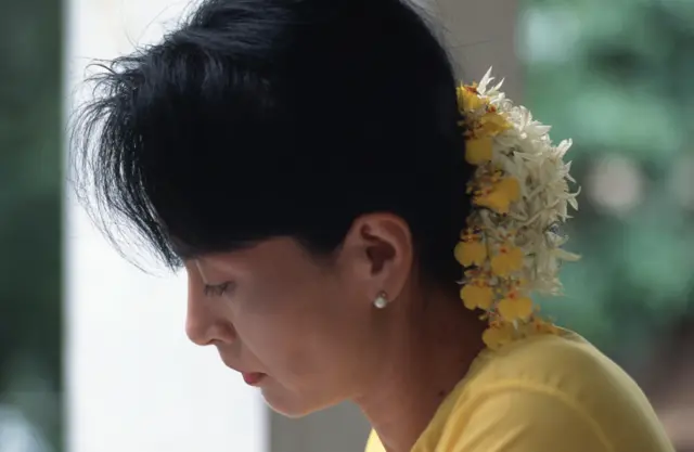 ၂၀၁၀ အရှေ့ပိုင်း နေအိမ်အကျယ်ချုပ်ကာလ ခြံအမှတ် ၅၄ မှာတွေ့ရတဲ့ ဒေါ်အောင်ဆန်းစုကြည်။