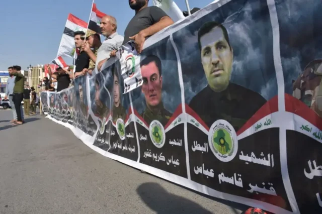 حامیان حشد شعبی همراه با گروهی از ترکمان‌ها در مقابل ساختمان استانداری کرکوک در عراق تجمع کرده‌اند و به اظهارات هوشیار زیباری، وزیر خارجه پیشین عراق و از رهبران حزب دموکرات کردستان، که در آن از حشد شعبی انتقاد کرده بود، اعتراض می‌کنند
